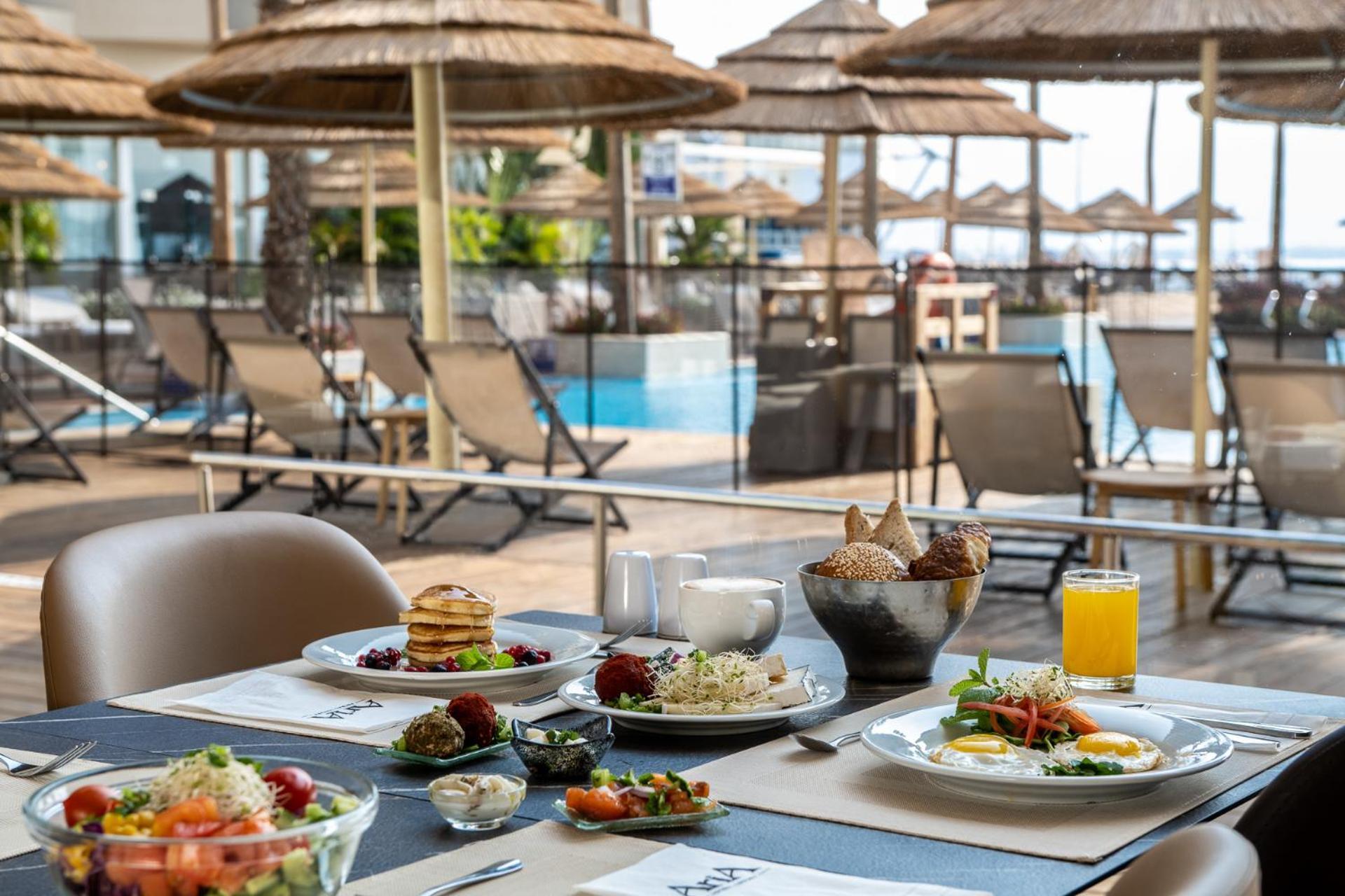 Aria Eilat Exterior foto A buffet at a hotel